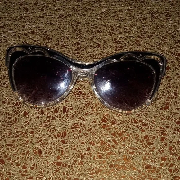 Bargain Bundle of Six Pair of Sunglasses - Picture 5 of 9